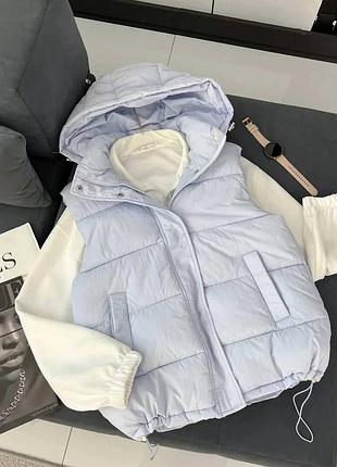 Стильний жіночий жилет з капюшоном трендового прямого крою зі зручними кишенями на блискавці та з кнопками дуже зручна та сучасна