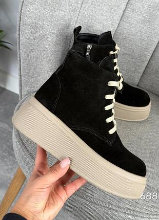 Зимние замшевые ботинки на платформе и шнурках