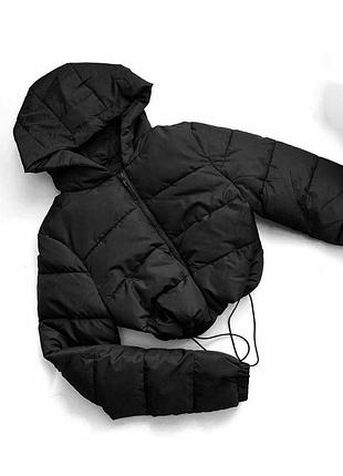 Класна жіноча куртка укорочена із плащівки дуже тепла з капюшоном та затяжками по низу на блискавці