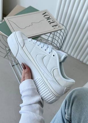 Кросівки жіночі