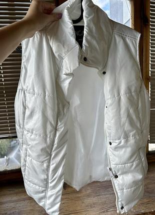 Жилетка белая теплая zara s без дефектов средней длины