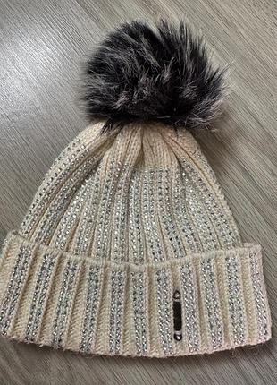 Вязаная молочная шапка с камнями