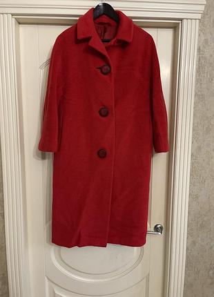 Яскраве пальто міді