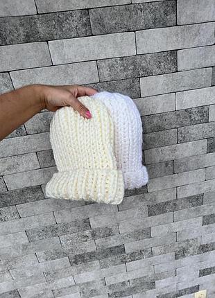 Вязана шапка.