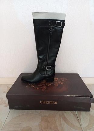 Женские высокие кожаные сапоги.