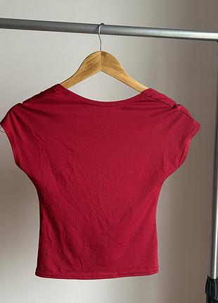 Ідеальний червоний топ із голою спинкою
