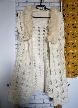 Вязана жилетка з опушкой