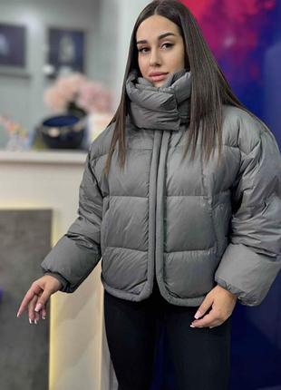 Женский теплый короткий пуховик со съемным капюшоном