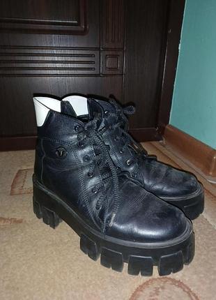 Ботинки чорні шкіряні на підошві