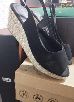 Босоножки на танкетке