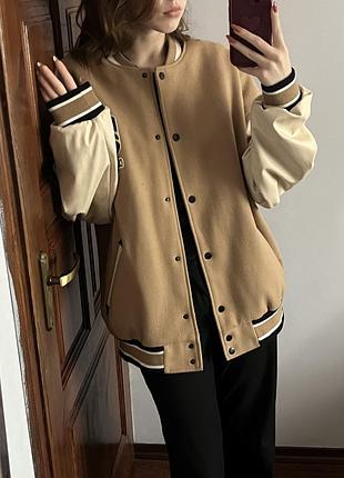 Бежевий бомбер