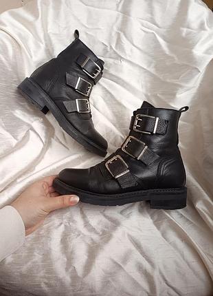 Кожаные черные ботинки челси pavement lexi с серебристыми металлическими пряжками. молния с внутренней стороны стопы. высота каблука 3,5 см размер 37