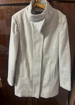 Це світло-сіре пальто street one з високим коміром