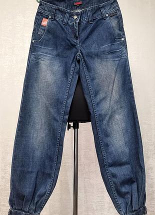 Модные женские джинсы с широкими штанинами, собранными по низу на регулируемые манжеты.