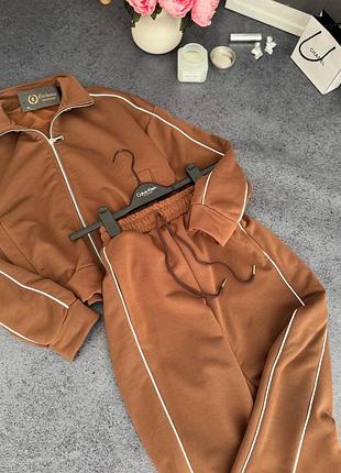 Класний жіночий спортивний костюм з тринитки та контрастним кантом кофта на блискавці з коміром та штани вільного крою на резинці