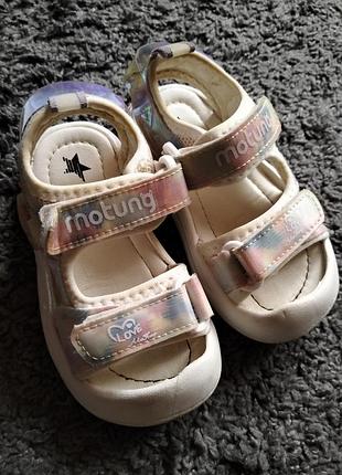 Босоножки для девочки белые
