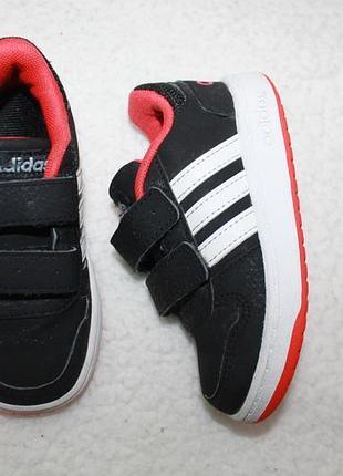 Кроссовки фирмы adidas 22 размера по стельке 14,3 см.