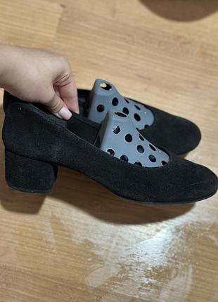 Чорні замшеві туфлі