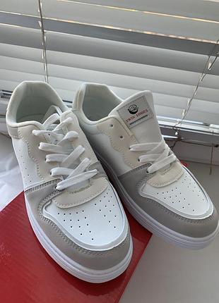 Кросівки жіночі 39 розміру