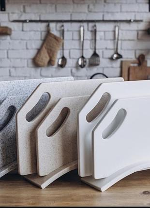 Кухонні дошки з штучного каменю.легко миються.не вбирає запахи та смаки.не розмножуються бактерії.прослужать вам понад15 років. незвичайний , подарок.