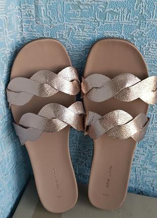 Новые золотистые серебристые женские шлепанцы new look