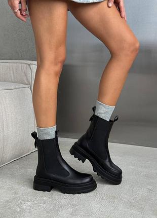 Черевики челсі жіночі чорні шкіра / класичні чорні челсі / демісезонні челсі
