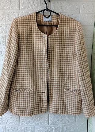 Гарний жіночий піджак