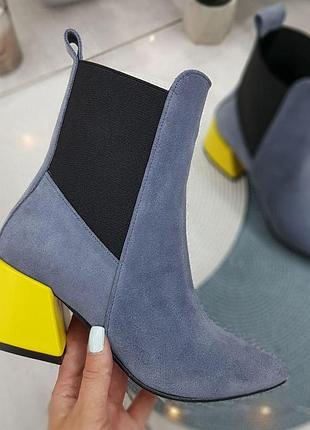 Напівчоботи жіночі блакитного кольору, з натуральної замші.