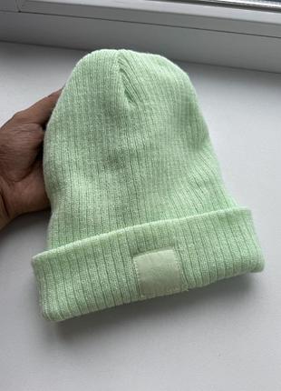 Шапка в ніжному кольорі