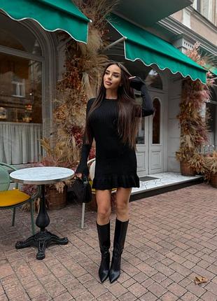 Женское черное платье мини с оборками на рукавах и юбке