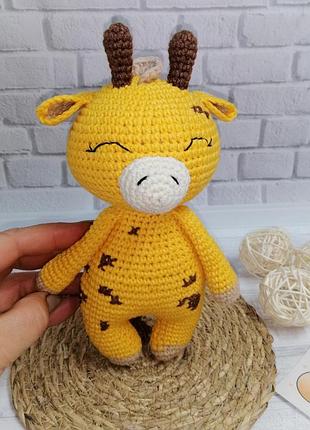 Милый вязаный жирафик ручной работы. :жираф амигуруми.