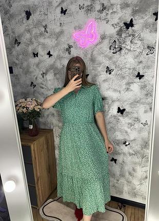 Квіткова сукня міді