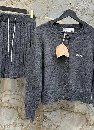 Костюм с юбкою