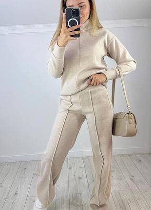 Зручний жіночий спортивний костюм із щільної ангори кофта прямого крою з високим горлом та резиночками по низу і штани прямого крою середньої посадки