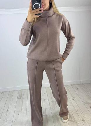Зручний жіночий спортивний костюм із щільної ангори кофта прямого крою з високим горлом та резиночками по низу і штани прямого крою середньої посадки