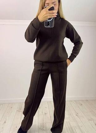 Зручний жіночий спортивний костюм із щільної ангори кофта прямого крою з високим горлом та резиночками по низу і штани прямого крою середньої посадки