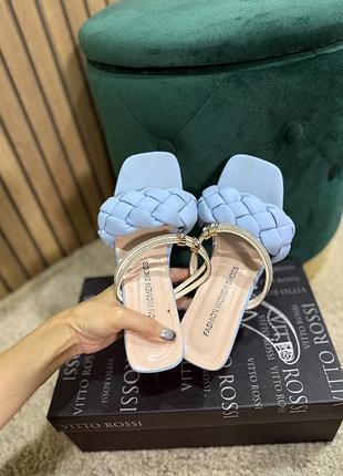 Босоніжки на прозорому каблуку