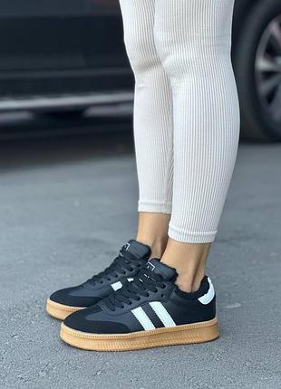 Женские качественные и стильные кроссовки stilli черные с белым на бежевой❄️