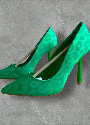 Туфлі на шпильці