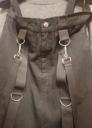 Акцентная юбка-миди из черной джинсы.