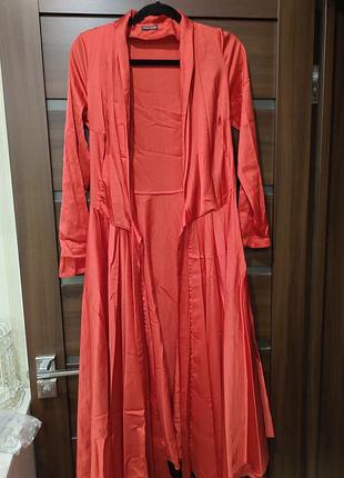 Красное атласное платье, платье длинное.
связывается на поясок. в красивом состоянии.