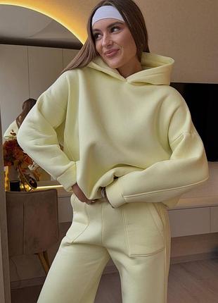 Стильний жіночий спортивний костюм з тринитки на флісі оверсайз худі з капюшоном та штани джогери вільного крою на резинках з кишенями
