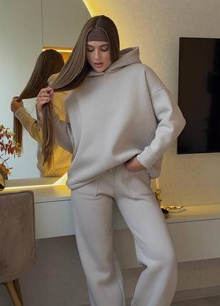 Стильний жіночий спортивний костюм з тринитки на флісі оверсайз худі з капюшоном та штани джогери вільного крою на резинках з кишенями