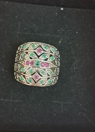 Каблук с рубинами и изумрудами