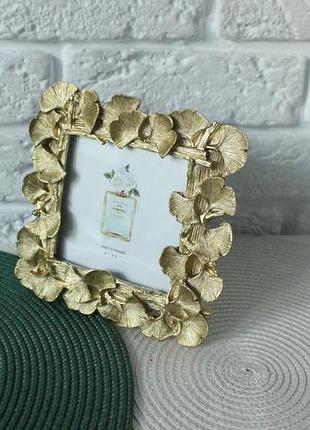 Стильна рамка в вінтажному стилі в золотих кольорах