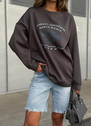 Топовий жіночий світшот оверсайз зі спущеним рукавом на манжетах та принтом спереду у вигляді малюнку з написом