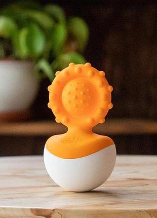 Прорезыватель-неваляшка fat brain toys dimpl wobl оранжевый
