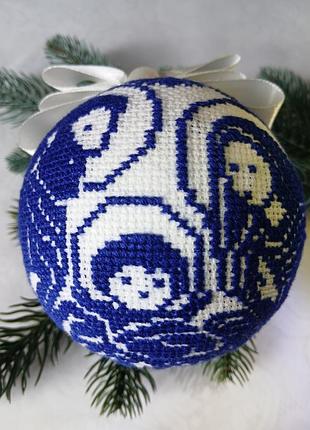 Ялинкова куля вишита