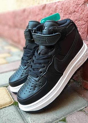 Жіночі якісні та стильні кросівки n1ke a1r f0rce 1 високі чорні на білій ❄️