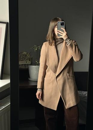 Бежеве пальто з обʼємним комірцем